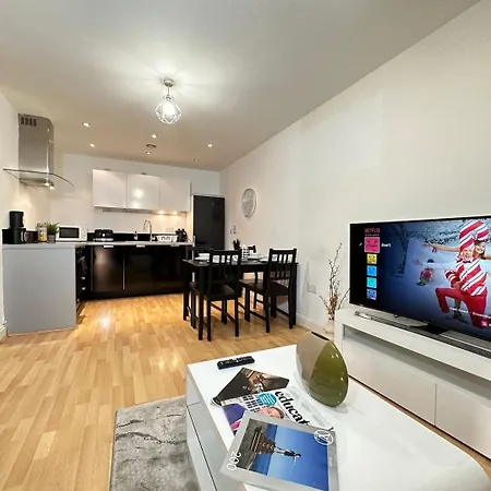 Chic Flat Near Walking & Dining Delights *
