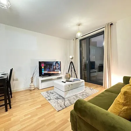 Chic Flat Near Walking & Dining Delights