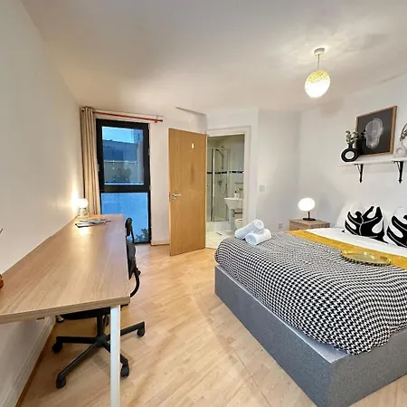 Chic Flat Near Walking & Dining Delights Birmingham
