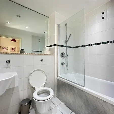 Chic Flat Near Walking & Dining Delights *