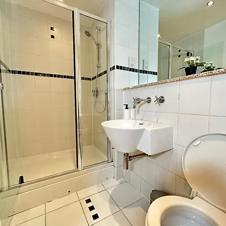 Apartament Chic Flat Near Walking & Dining Delights