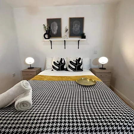 Apartament Chic Flat Near Walking & Dining Delights