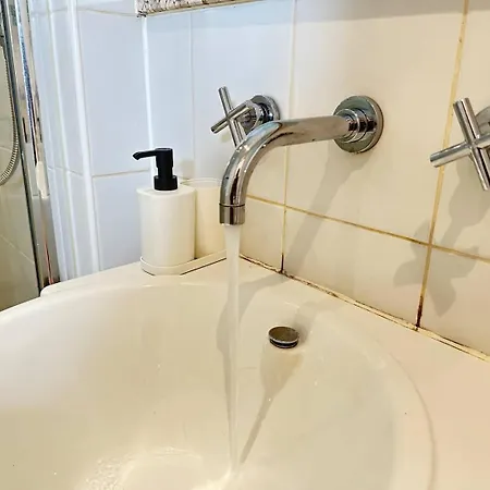Chic Flat Near Walking & Dining Delights *