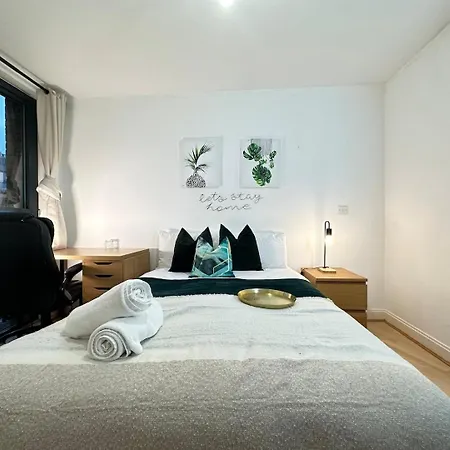 Chic Flat Near Walking & Dining Delights